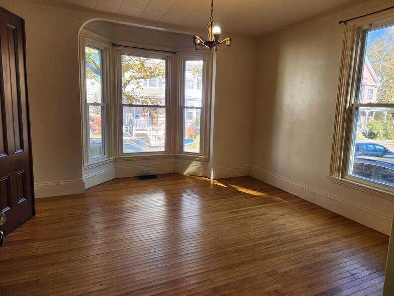 Bedroom with bay window - 46 Saunders St