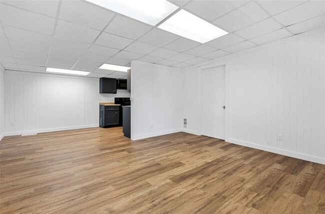 Building Photo - 10880 Sleepy Hollow Rd