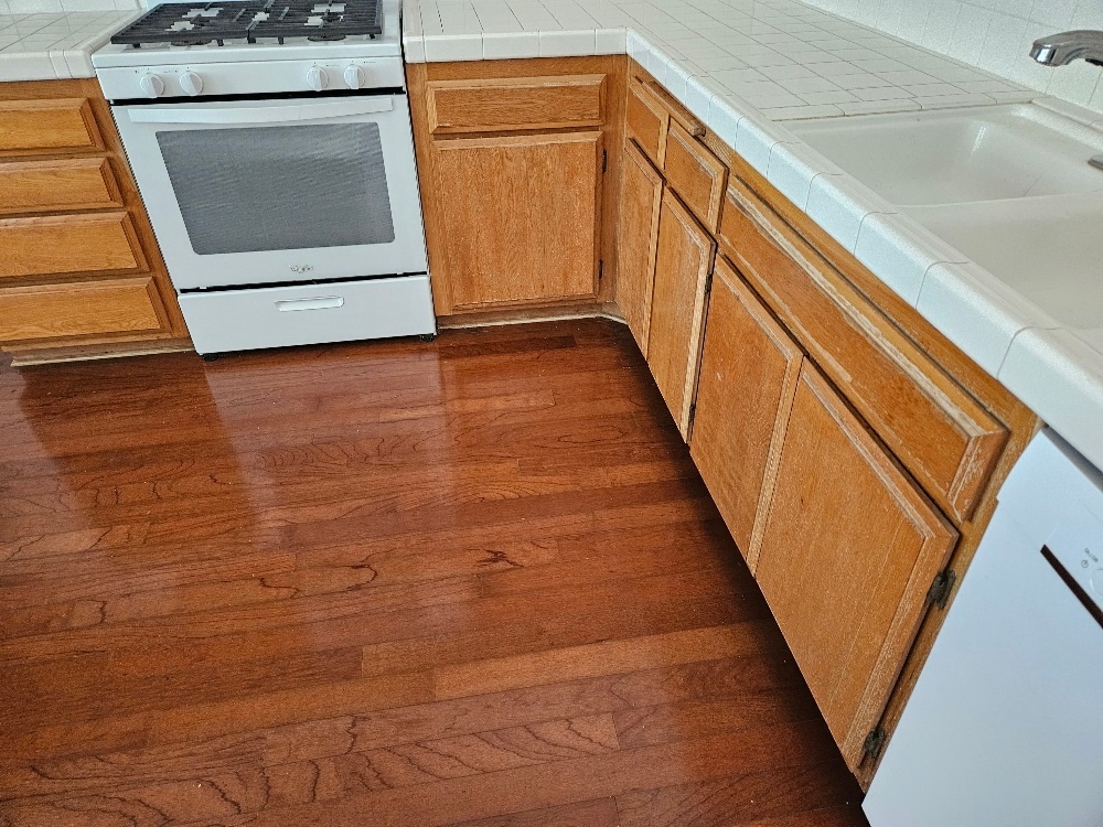 lots of cabinets in the kitchen - 7532 Seaspring Dr