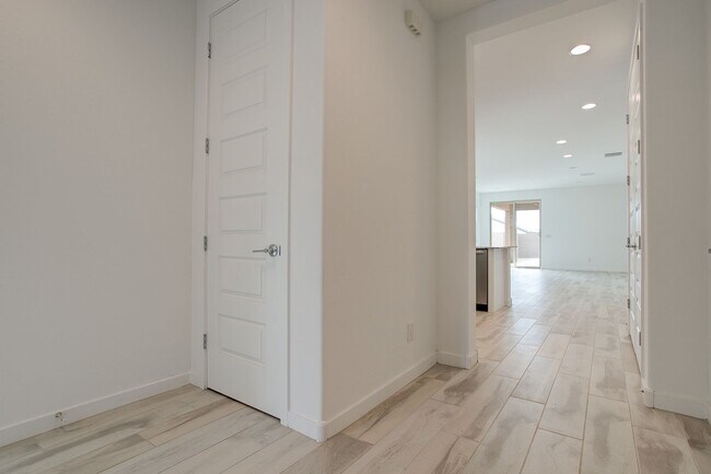 Building Photo - Gorgeous 5 Bedroom Lennar Home built 3 years ago still like new!!!  5 bedrooms in Northern Crossi...