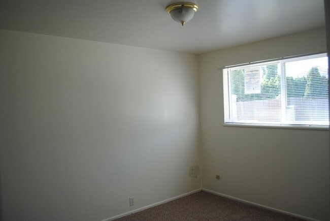 Building Photo - Two Bedrooms & One Bathroom Home