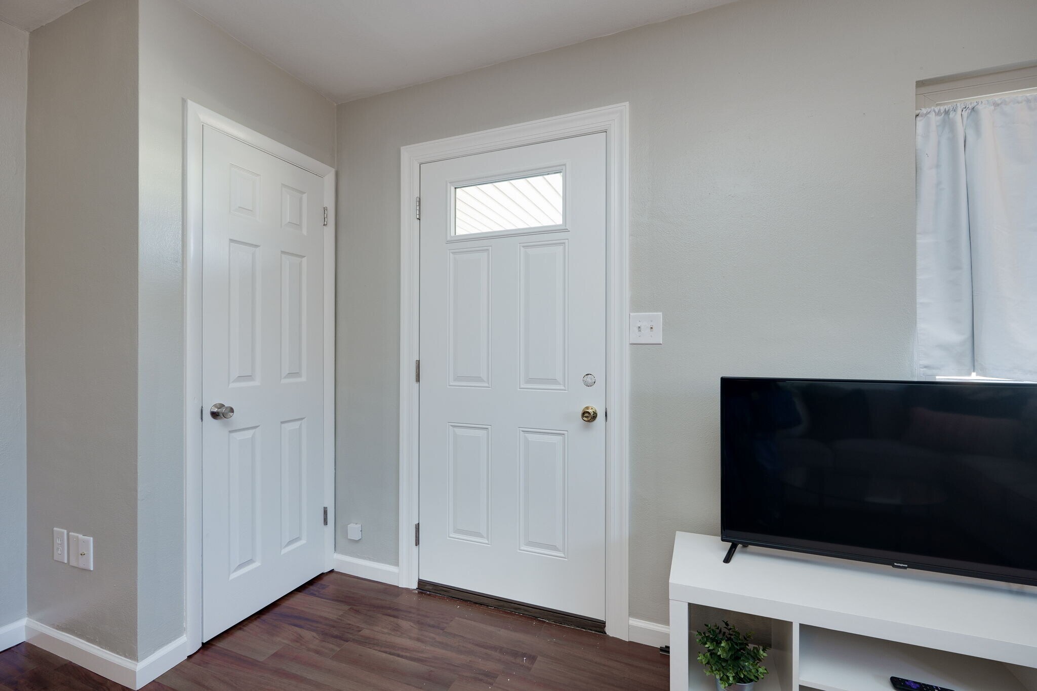 Building Photo - 3048 Southdale Dr