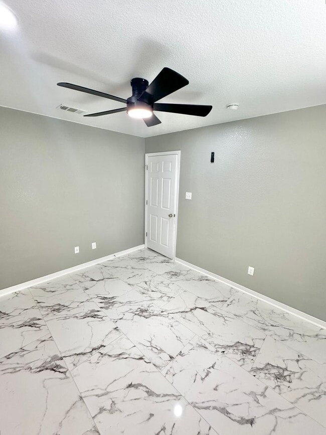 Building Photo - AVAILABLE NOW!!