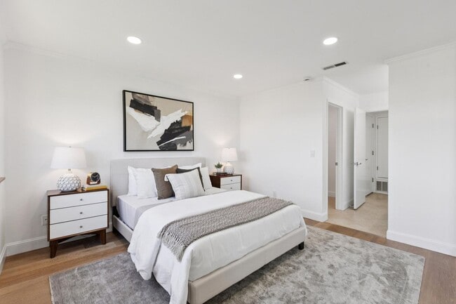 Building Photo - 2 Bedroom, 2 bathroom condo available with spectacular views of Richardson Bay!