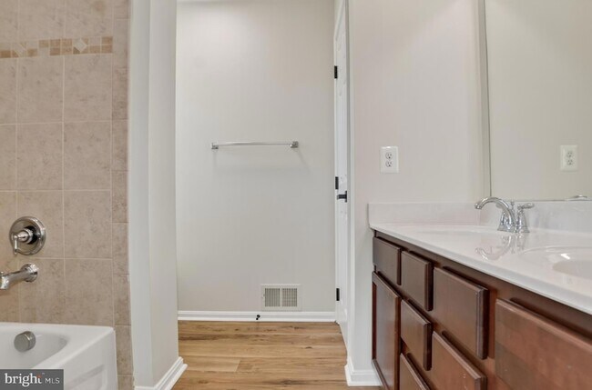 Building Photo - 21096 Lizson Ct