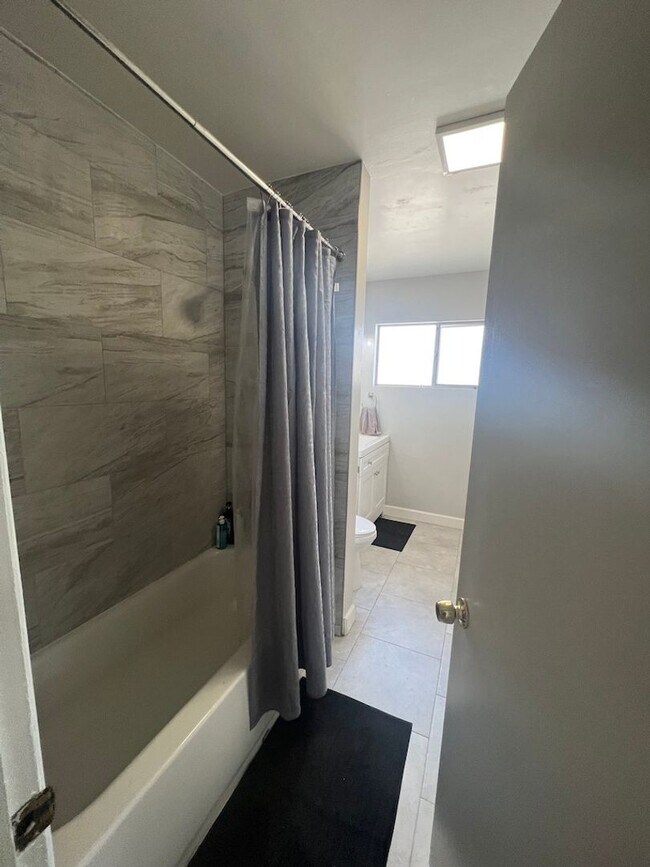 Building Photo - 10 bedrooms 7 bathrooms- 5 master bedrooms total!