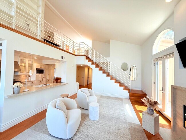 Building Photo - Sophisticated Bright & Spacious Furnished ...