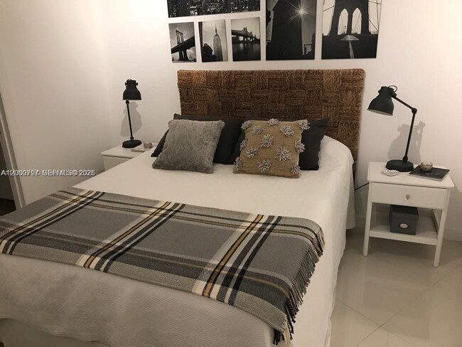 Building Photo - 15811 Collins Ave