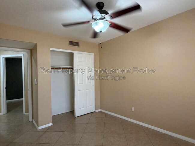 Building Photo - 7568 W Kerry Ln