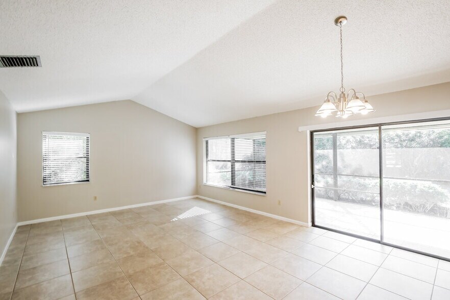 Building Photo - 735 Daffodil Dr