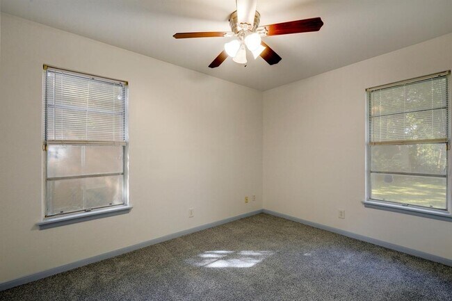 Building Photo - 4704 S Forest Dr