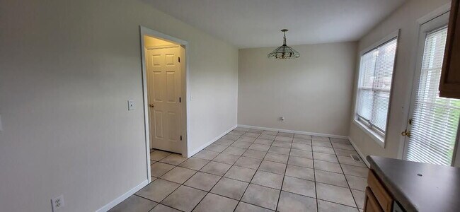 Building Photo - 3 Bed 2.5 Bath Townhome