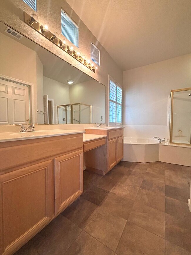 Building Photo - Gorgeous 3 Bed 2.5 Bath with SOLAR! 55+ Community