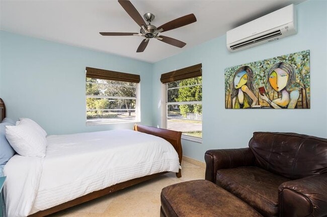 Building Photo - 936 NE 26th Ave