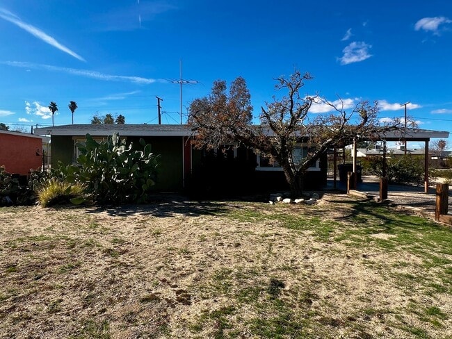 Building Photo - 2 Bedroom 1 Bath - Clean and Close To 29 Palms Marine Base