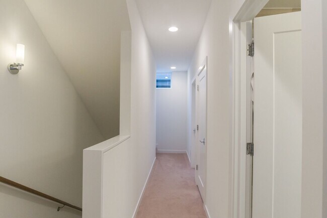 Building Photo - 3Bd/3Ba Seattle Townhome