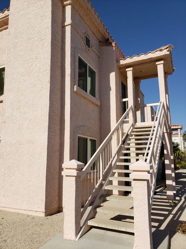 Building Photo - 3 Bedroom Condo in Gated Community