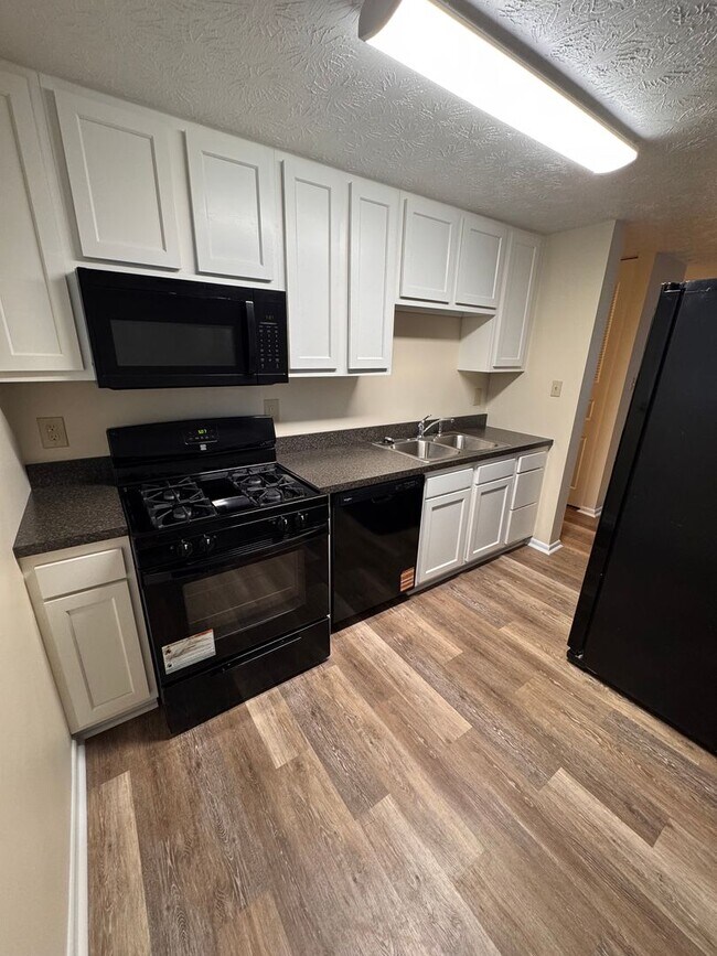 Building Photo - 300 Pegotty Ct NE