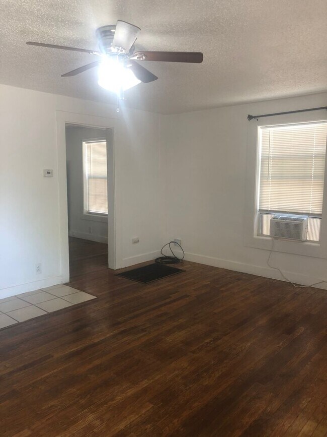 Building Photo - BIVINS ADORABLE 2BEDROOM 1BATH 1CAR GARAGE