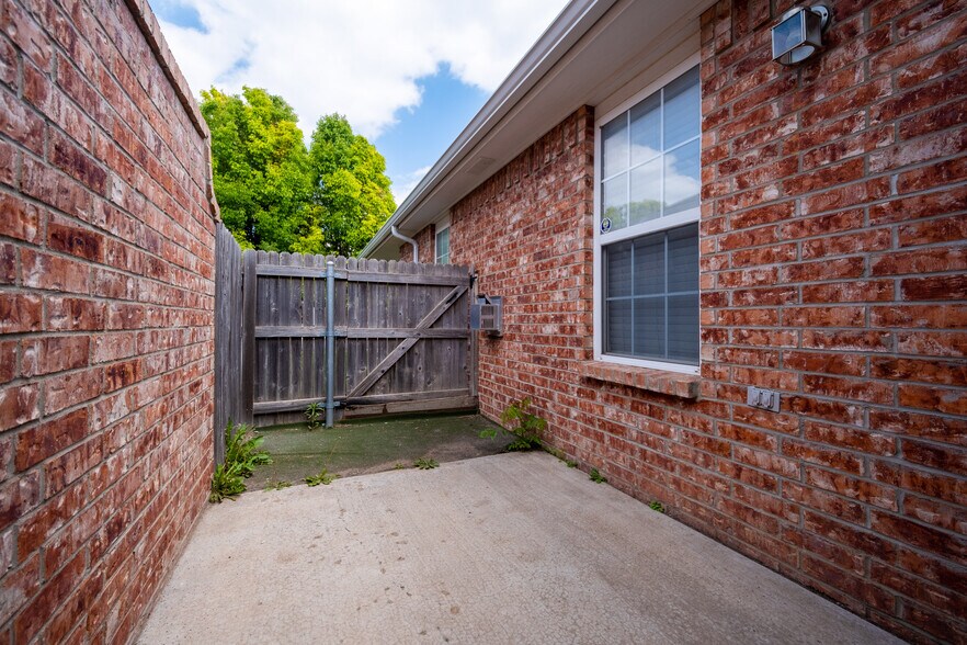Side outdoor area - 4530 Steffi Ct