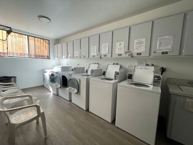 Building Photo - 949 W 26th St