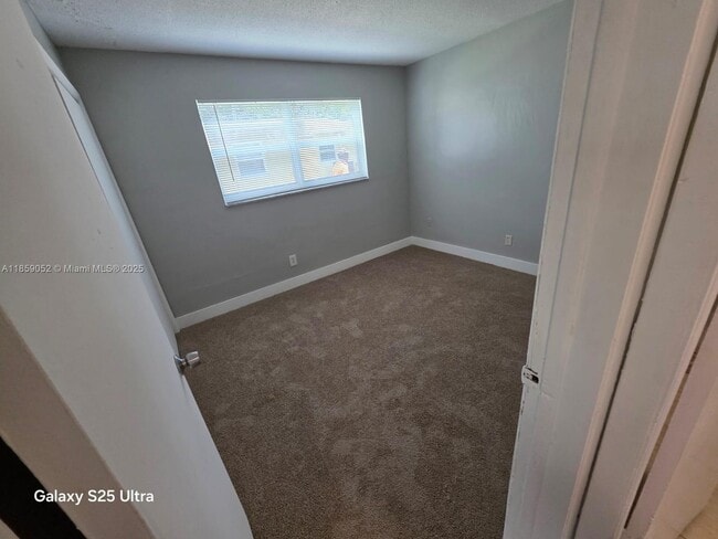 Building Photo - 4732 SW 33rd Ave