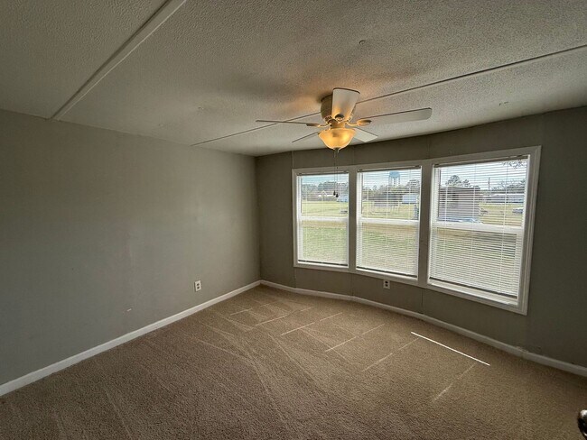 Building Photo - Nice 2 bedroom, 2 bath Mobile home