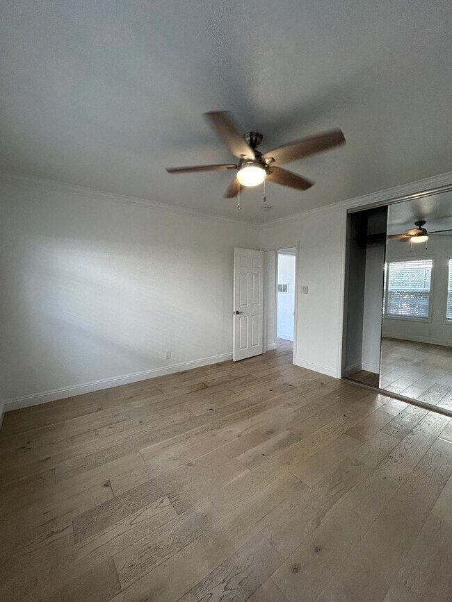 Building Photo - 750