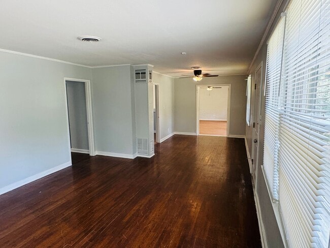 Building Photo - Spacious 3 Bedroom / 2 Bath Home – Designe...