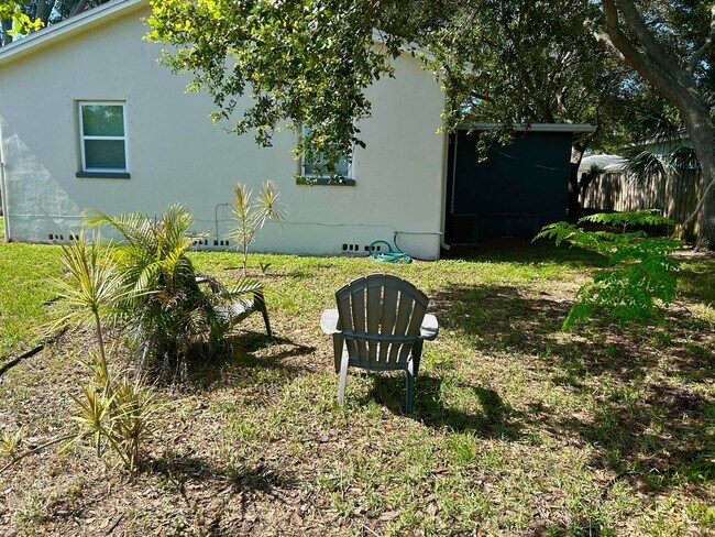 Building Photo - 3 bedroom 1 bath home with a large yard an...