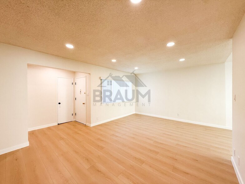 Building Photo - 13129 Oxnard St