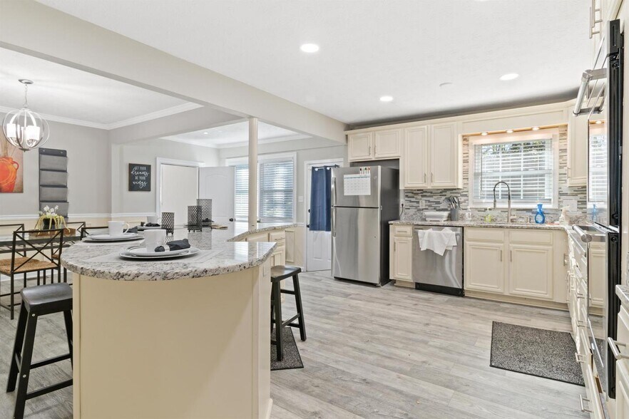 Building Photo - Bright, Spacious Stone Mountain Residence ...