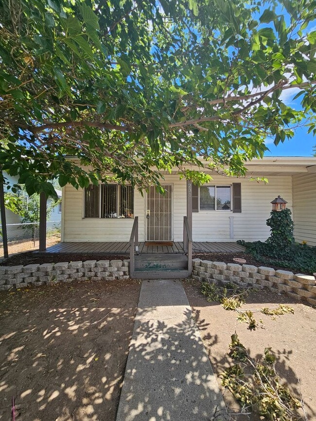 Building Photo - Large 3 bedroom in great location