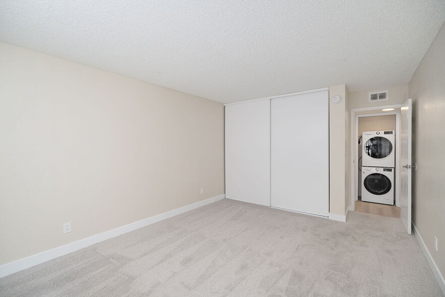 Building Photo - Lynwood Knolls