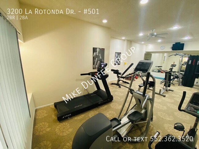 Building Photo - 3200 La Rotonda Dr