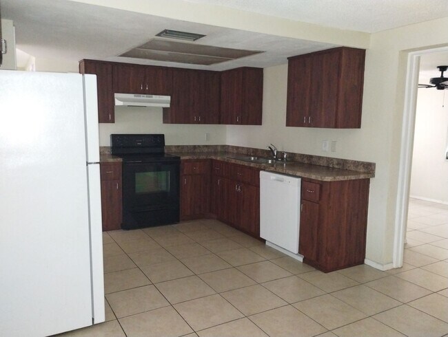 Building Photo - 3-bedroom, 2-bath home offering 1,554 squa...