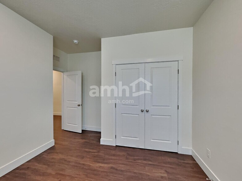 Building Photo - 10067 W Raleigh St