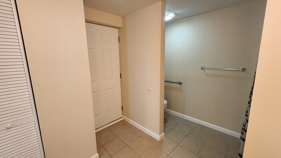 downstairs bath - 833 Plantation Dr