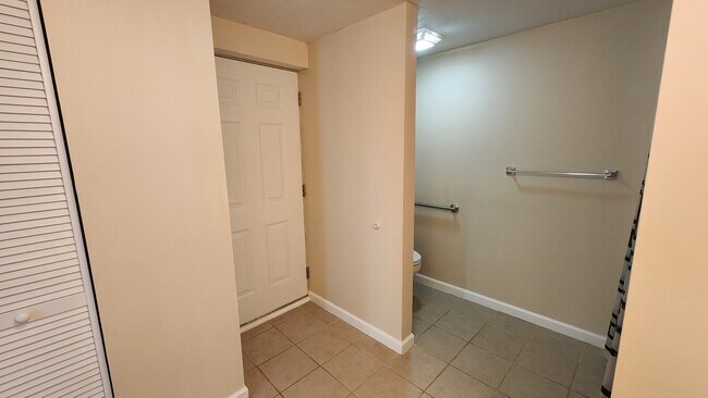 downstairs bath - 833 Plantation Dr