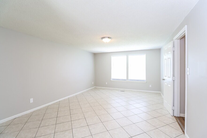 Building Photo - 3204 Old House Cir