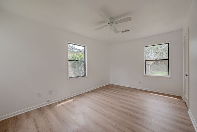 Building Photo - For Lease | 3 Bed, 1 Bath | 1,199 Sq Ft | ...