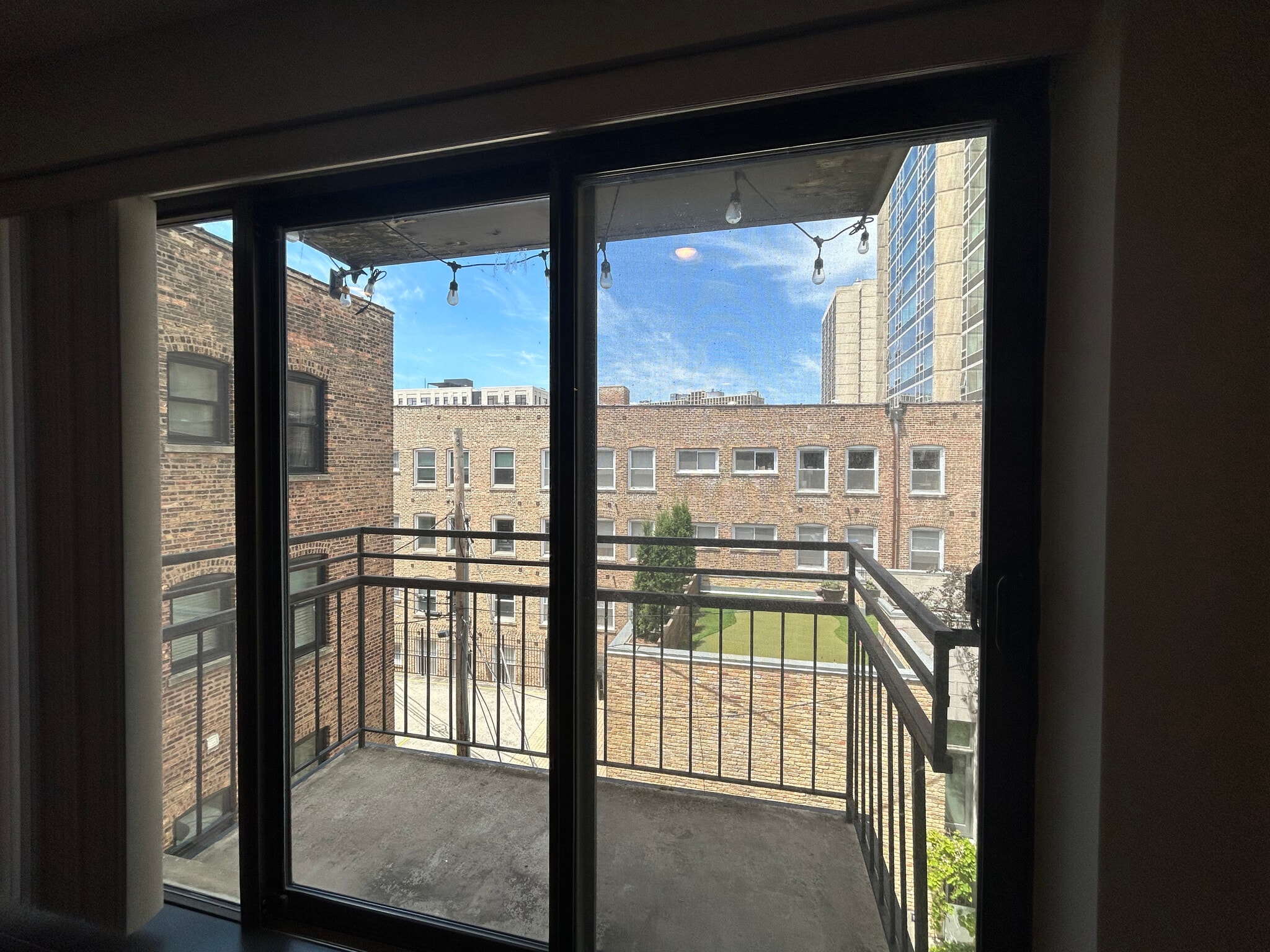 Building Photo - 518 W Wrightwood Ave