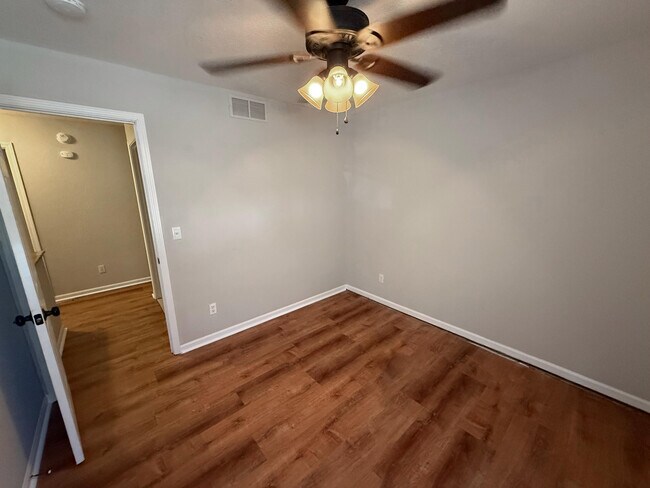 Building Photo - 1327 Valley Creek Ln