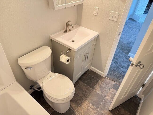 Building Photo - Updated 2 bedroom 1 bathroom dulpex in Springfield!