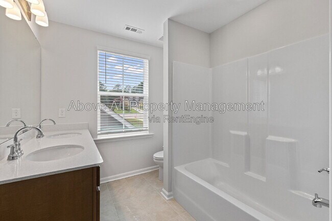 Building Photo - 204 White Oak Gdn Wy