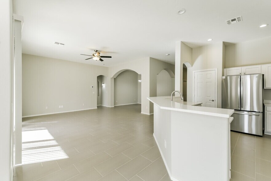 Building Photo - 6805 W Lariat Ln