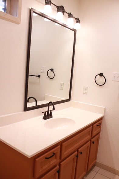 Hall Bathroom - 1424 Shoshoni Trl