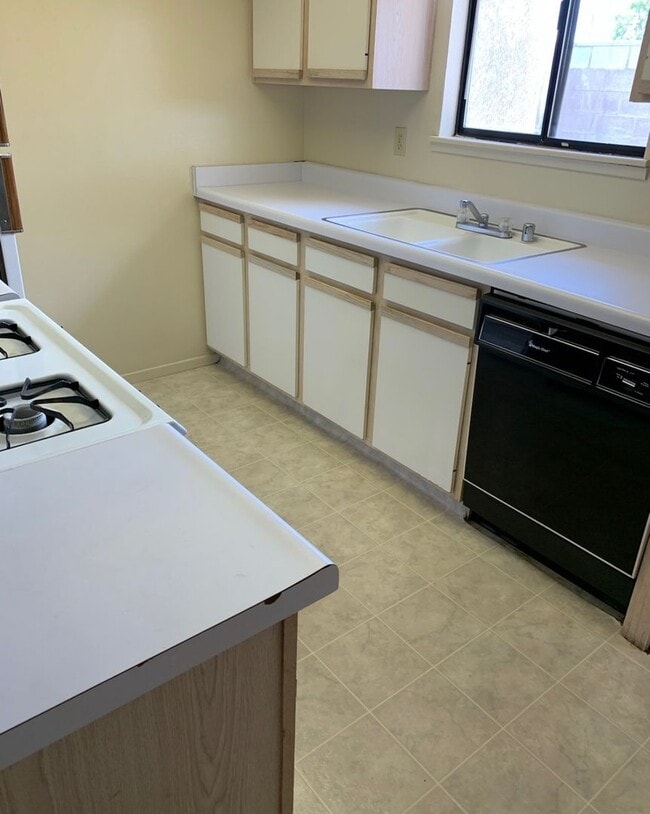 Building Photo - 1 BEDROOM 1 BATH UNIT