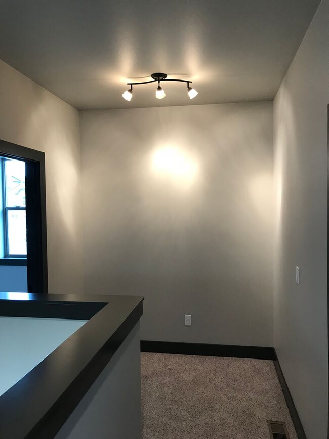 Building Photo - Amazing 4-bedroom home in White Bluffs!