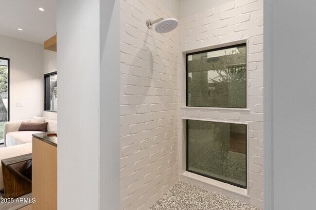 Building Photo - 5311 E Mitchell Dr